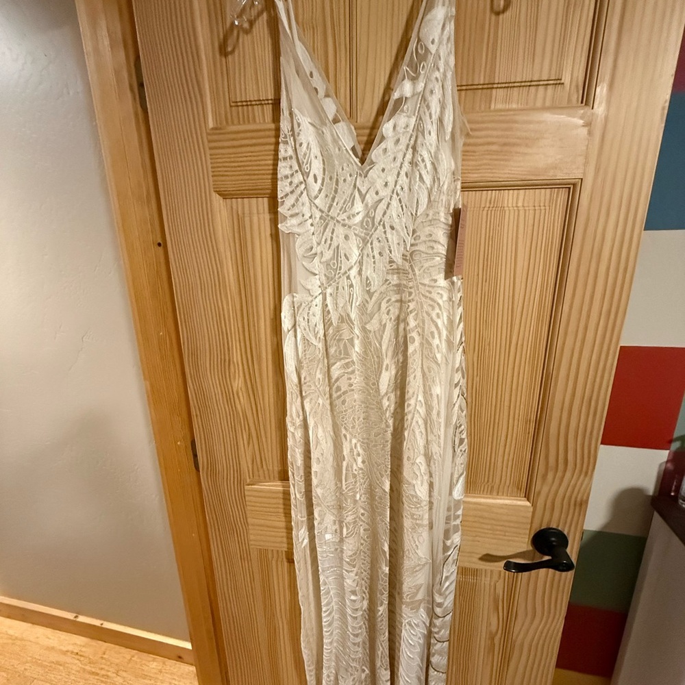 BHLDN Elegant White Floral Wedding Dress - Picture 9 of 11